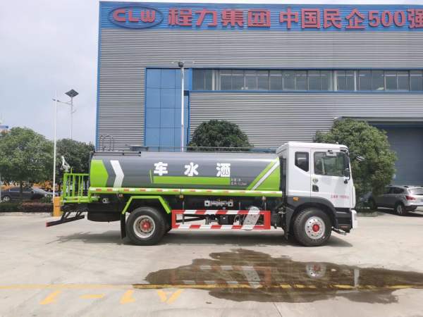 东风D9洒水车